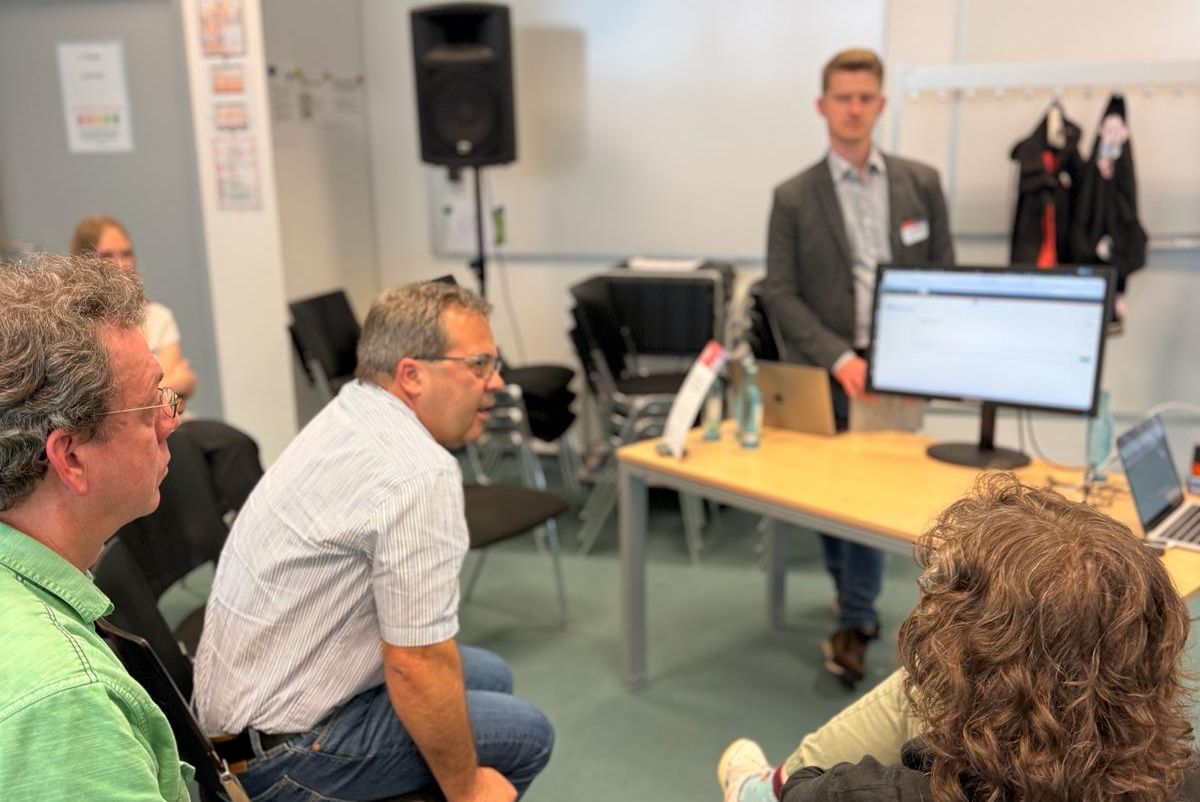 Teilnehmende des OPAL User Days tauschen sich bei Kaffee in lockerer Atmosphäre aus.