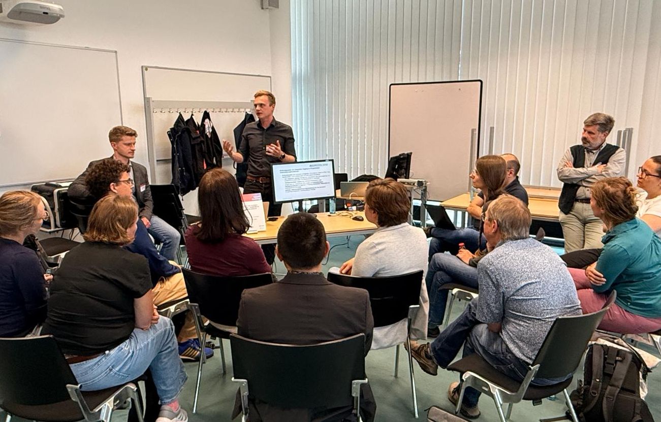 Teilnehmende des OPAL User Days tauschen sich bei Kaffee in lockerer Atmosphäre aus.