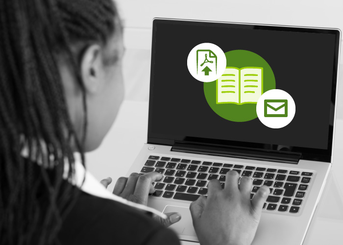 Symbolbild Prüfungsprozedere unterstützen. Eine Person sitzt an einem Laptop, die Hände an der Tastatur. Auf dem Bildschirm die Icons für das digitale Berichtsheft, die Exportmöglichkeit in das PDF-Format sowie das Versenden per E-Mail.