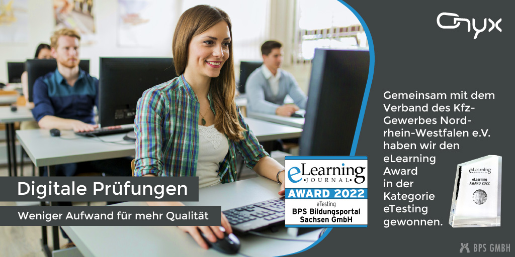 Eine Person sitzt in einem PC-Pool am Computer, eine Hand an der Tastatur, eine an der Maus. Icon und Foto des eLearning-Awards sind über dem Bild platziert. Bildtext: Digitale Prüfungen - Weniger Aufwand für mehr Qualität. Gemeinsam mit dem Verband des Kfz-Gewerbes Nordrhein-Westfalen e.V. haben wir den eLearning Award in der Kategorie eTesting gewonnen.